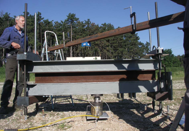 Versuchseinrichtung für axiale Druckbeanspruchung