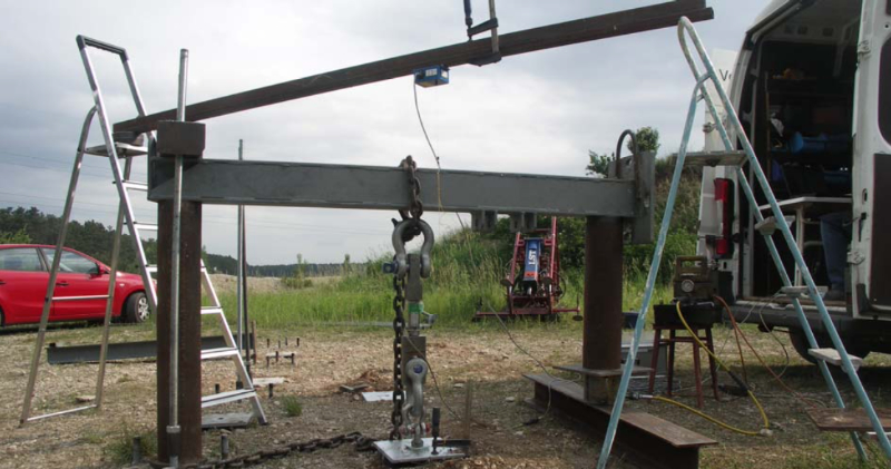 Versuchseinrichtung für axiale Zugbeanspruchung